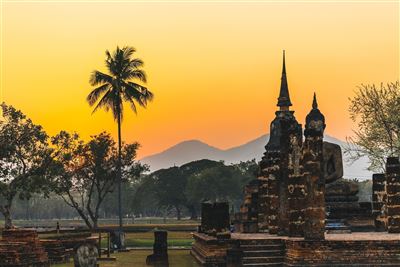 Wat Mahathat Tempel beiSonnenuntergang